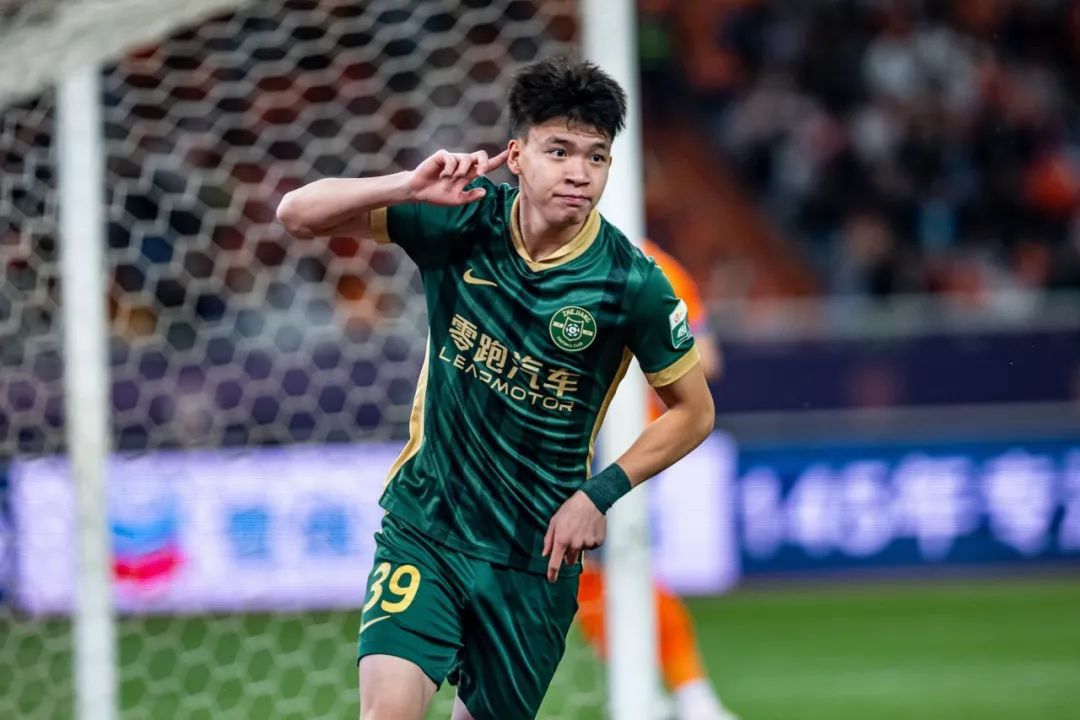 王钰栋领跑中超射手榜！国足首发呼之欲出？